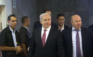 Le Premier ministre israélien Benjamin Netanyahu s'apprête à annoncer dimanche soir la tenue d'élections législatives anticipées, probablement le 4 septembre, un scrutin pour lequel il est donné grand favori.