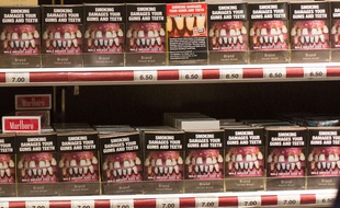 Illustration de paquets de cigarettes neutres.
