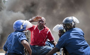 Forces putschistes et loyales au président Pierre Nkurunziza se sont affrontées à l'arme lourde, le 13 mai 2015.
