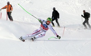 L'Autrichien Klaus Kröll a remporté vendredi la première descente de Chamonix, sa 4e victoire en Coupe du monde de ski alpin, en devançant, en 2 min 04 sec 22/100e, l'Américain Bode Miller et le favori suisse Didier Cuche de 1 et 4/100e.