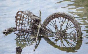 Un Vélib' dans le canal Saint-Martin ce mardi