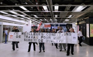 Près de 70 salariés de la société Alyzia sûreté, filiale d'Aéroports de Paris (ADP), dont la plupart sont en grève depuis le 22 octobre, ont manifesté à l'aéroport d'Orly-ouest dimanche après-midi sans causer de retards sur le trafic aérien, a-t-on appris de source aéroportuaire.