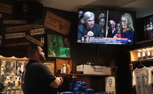 Des Américains regardent l'audition du juge Kavanaugh et de son accusatrice, à Chicago, le 27 septembre 2018.