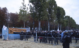 Des agriculteurs manifestent et bloquent les Champs-Elysées