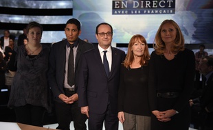 François Hollande avec les quatre Français qui l'ont interrogé sur TF1, le 6 novembre.
