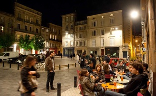 Illustration d'une terrasse de bar à Bordeaux.