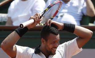 Jo-Wilfired Tsonga n'en revient pas, mais il a laissé filer le troisième set
