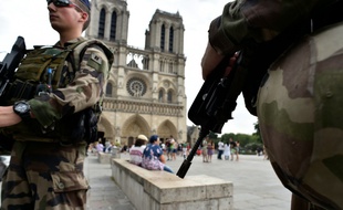 Des fusiliers marins patrouillent sur la parvis de Notre-Dame de Paris, dans le cadre de l'opération Sentinelle, le 20 juillet 2016