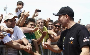 Les fans argentins du Dakar, présents à Mar Del Plata au côté de Stéphane Péterhansel (à g.), le 30 décembre 2011.