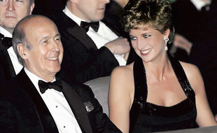 La princesse Diana et l'ancien président de la Republique Valery Giscard d'Estaing lors d'une soirée au château de Versailles en 1994.