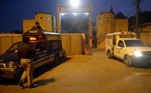 Des policiers à l'entrée d'une prison de Karachi, au Pakistan, en janvier 2015 après une exécution