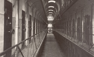 Une des galeries de la prison cellulaire de Mazas.