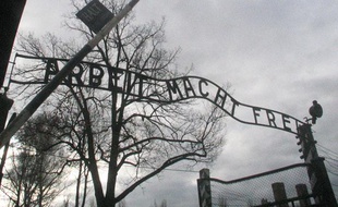 A l'entrée du camp d'Auschwitz, en Pologne.