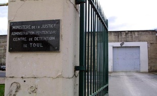 La prise d'otage d'une psychologue par un détenu armé d'une brosse à dent taillée en pointe, dans la nuit de lundi à mardi à Toul (Meurthe-et-Moselle), a mis en lumière les limites de l'interdiction des fouilles corporelles intégrales.