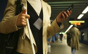 Désormais les non-voyants pourront avoir leurs smartphones adaptés.