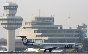 Illustration: Un avion de la compagnie aérienne polonaise LOT à l'aéroport Tegel, à Berlin, el 30 mars 2006.