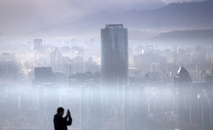 La ville de Santiago plongée dans le smog (illustration).