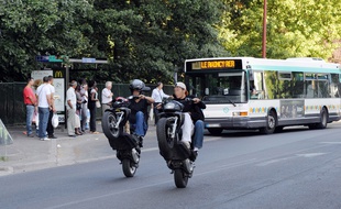 Des jeunes faisant du rodéo urbain à scooter (illustration)