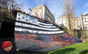 Plusieurs centaines de Bonnets rouges - 250, selon la gendarmerie, jusqu'à un millier, selon les organisateurs - ont manifesté samedi à proximité du portique écotaxe de Brec'h, entre Vannes et Lorient (Morbihan), et la circulation sur la Nationale 165 devait être rétablie dans la nuit.