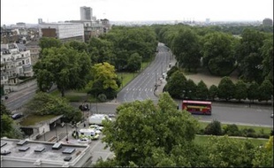La sécurité a été considérablement renforcée à Londres et une formidable chasse à l'homme était en cours samedi pour retrouver les conducteurs des deux voitures piégées découvertes vendredi dans le coeur touristique de la capitale, une opération qui, pour les experts, semble porter la marque d'Al-Qaïda.
