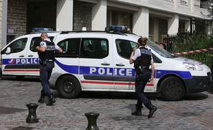Des policiers sécurisent les abords de la rue de Levallois-Perret mercredi 9 août après qu'un véhicule a foncé sur des militaires de l'opération Sentinelle.