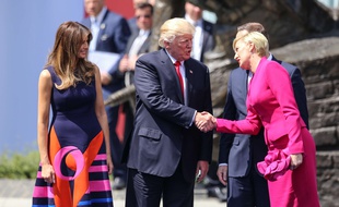 Donald Trump s'est pris un sacré vent de la première dame de Pologne lorsqu'il a voulu lui serrer la main