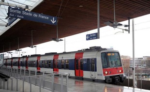 Le nombre de médiateurs qui sillonnent les lignes du RER et des trains de banlieue parisienne pour lutter contre l'insécurité va doubler à partir de 2016, a annoncé mercredi le président de la région Ile-de-France, Jean-Paul Huchon (PS)