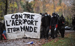 Des gendarmes présents sur la zone du projet d'aéroport de Notre-Dame-des-Landes (Loire-Atlantique) ont été la cible d'"actions violentes" de la part "d'individus casqués et armés", a indiqué mercredi matin la préfecture dans un communiqué.