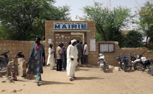 Deux civils ont été tués samedi dans un attentat suicide à la voiture piégée contre un camp de l'armée malienne à Tombouctou (nord-ouest du Mali), selon deux sources militaires et un habitant.