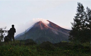 Le volcan Merapi est entré en éruption hier (en haut). Un blessé après le séisme (en bas).