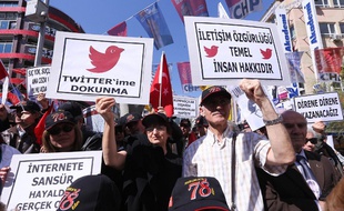 Des manifestants à Ankara (Turquie) protestent contre la censure d'internet et du réseau social Twitter en brandissant des pancartes
