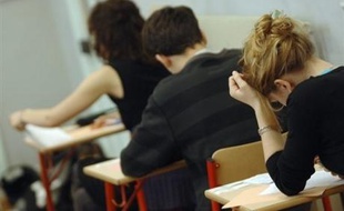 Bicentenaire cette année, le bac est encore une fois mis en cause dans une étude qui démontre l'"arbitraire de la notation" des copies, apportant des arguments aux partisans de la suppression de l'examen, au grand dam de syndicats d'enseignants qui dénoncent une volonté de dénigrement.