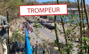 La photo virale prise le jour de la visite d'Emmanuel Macron à Mayotte. (Mayotte la 1ère)