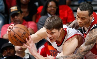 Atlanta s'est incliné à domicile contre Toronto 113-96 mardi mais reste qualifié pour les play-offs de la NBA qui commencent en fin de semaine, tandis que les Clippers également qualifiés l'ont emporté dans leur salle contre Portland 93-77.