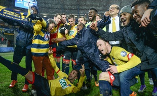 Sochaux, le 2 mars 2016. - Les Sochaliens (Florian Tardieu au sol, Florian Martin au premier plan) fêtent leur succès sur Nantes (3-2 a.p.) en quart de finale de la Coupe de France.