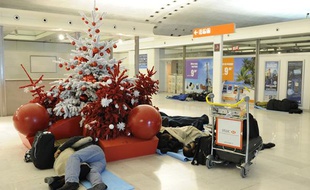 Des voyageurs tentent de dormir à Roissy en attendant un avion le 24 décembre 2010.