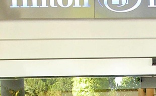 L'empire hôtelier Hilton, qui a fait jeudi un retour en Bourse fracassant, a été bâti par Conrad, fils d'immigré visionnaire dont le patronyme fait aujourd'hui souvent la Une de la presse à scandales en raison des frasques de ses arrières-petites-filles Paris et Nicky.