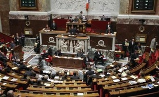 Les députés poursuivent lundi l'examen du projet de loi sur la réforme des institutions, à l'issue encore incertaine.