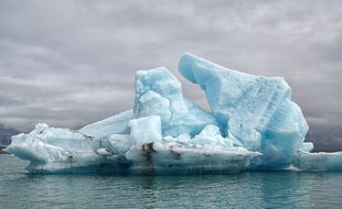 Jökulsárlón est une lagune glaciaire à la limite du parc national de Vatnajökull.
