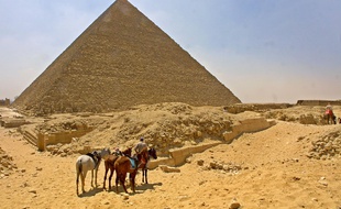 La pyramide de Khéops a été édifiée vers 2500 ans avant JC.
