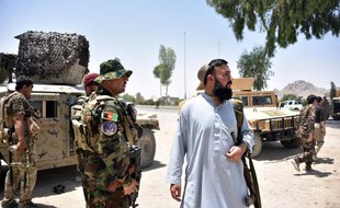 Le personnel de sécurité afghan monte la garde le long de la route au milieu des combats en cours entre les forces de sécurité afghanes et les combattants talibans à Kandahar le 9 juillet 2021.