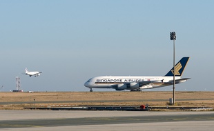 Un A380 de Singapore Airlines sur une piste de Roissy. Illustration