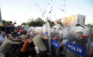 La police turque a utilisé des canons à eau pour disperser des milliers de manifestants de retour samedi sur la place Taksim à Istanbul, provoquant à nouveau des heurts après plusieurs jours de calme qui succédaient à trois semaines de manifestations sans précédent contre le gouvernement islamo-conservateur.