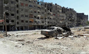 Les forces aériennes et militaires syriennes ont frappé plusieurs zones contrôlées par les rebelles près de Damas jeudi, notamment celles où l'opposition a indiqué que des forces loyales au régime de Bachar al-Assad avaient utilisé des armes chimiques la veille, selon l'Observatoire syrien des droits de l'Homme.