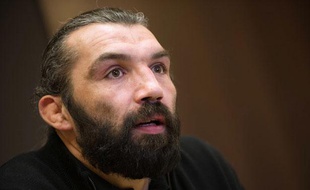 Sébastien Chabal en conférence de presse, le 3 février 2012, à Paris.
