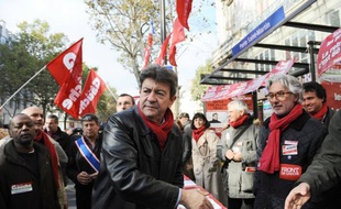 Jean-Luc Mélenchon, président du Parti de gauche (PG), a dit vouloir "révolutionner la société de fond en comble" lors de l'enregistrement mercredi d'un Vivement Dimanche spécial qui sera diffusé le 7 novembre, trouvant "flatteur" d'être comparé à Georges Marchais.