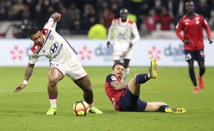 A l'image de Memphis Depay, qui tente ici d'échapper à José Fonte, l'OL va vivre un nouveau finish de funambule en Ligue 1.