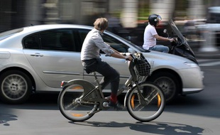 En 2014, les vélos ont grappillé du terrain sur les voitures, note l'observatoire 2014 des déplacements à Paris.