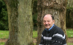 L'écrivain Michel Tournier dans le jardin de sa maison de Choisel, au sud-ouest de Paris, le 4 avril 2005