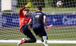 Benoît Costil battu par Laurent Koscielny à Clairefontaine, le 30 mai 2017.